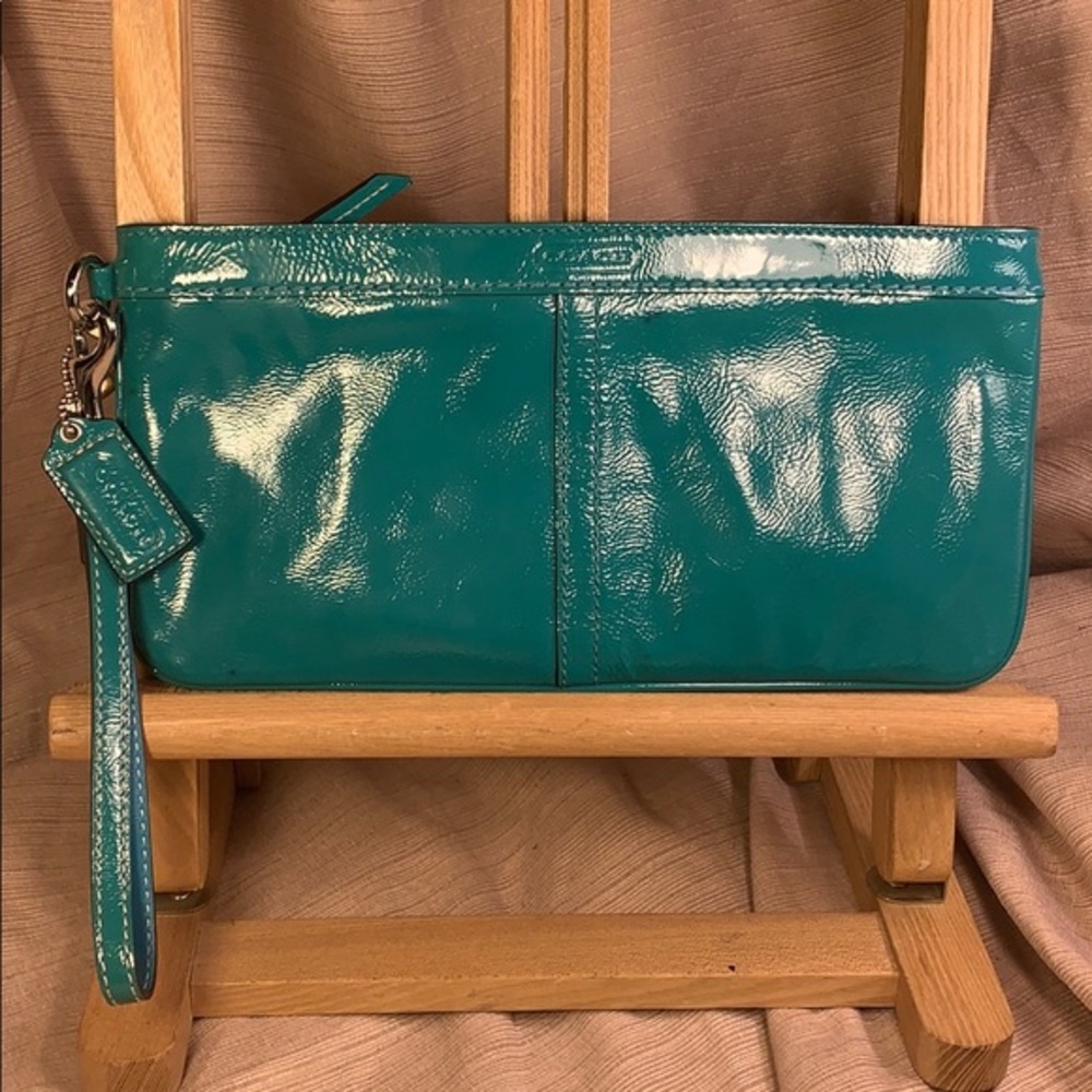 Coach wristlet/clutch beautiful and classy